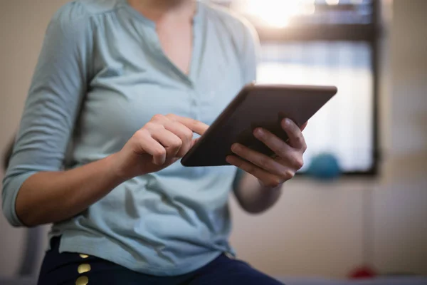 Midsection del terapeuta femenino usando tableta digital — Foto de Stock
