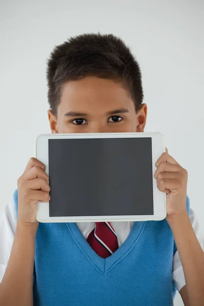 Школьник с цифровым планшетом в руках — стоковое фото