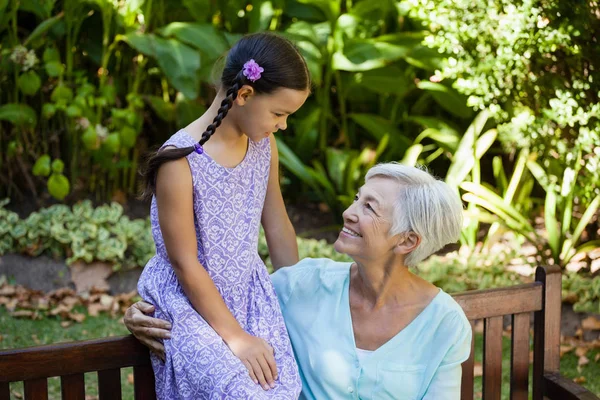 Seniorin sieht Mädchen an — Stockfoto