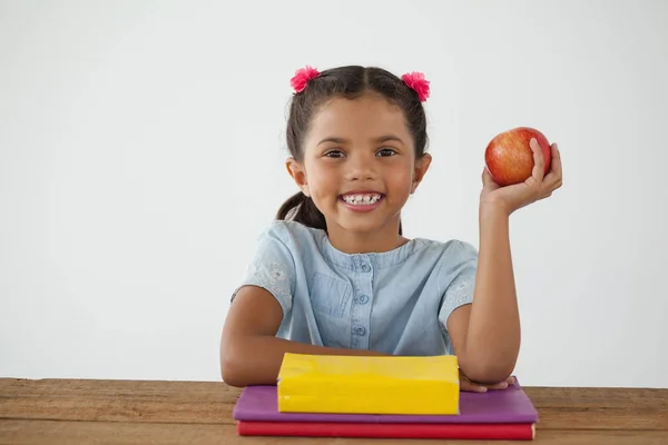 Skolflicka anläggning rött äpple — Stockfoto