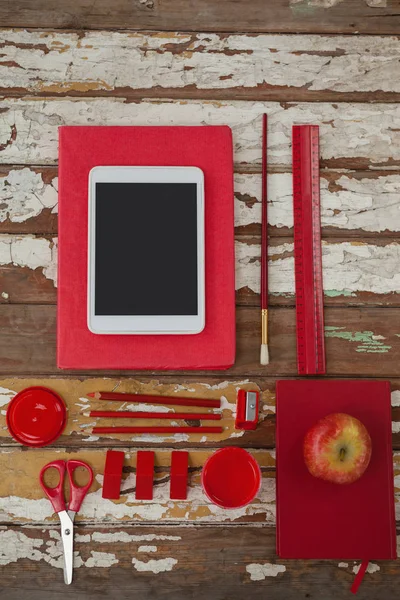 Przybory szkolne z jabłkiem i cyfrowego tabletu — Zdjęcie stockowe