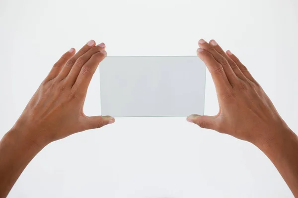 Main tenant smartphone en verre — Photo