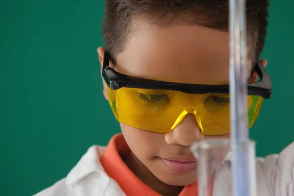 Schooljongen experimenteren in het laboratorium — Stockfoto