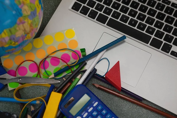 Diverse schoolbenodigdheden en laptop — Stockfoto