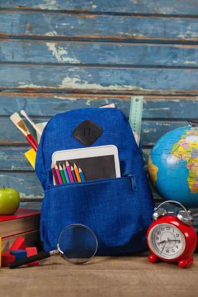 Przyborów szkolnych w plecak z apple — Zdjęcie stockowe