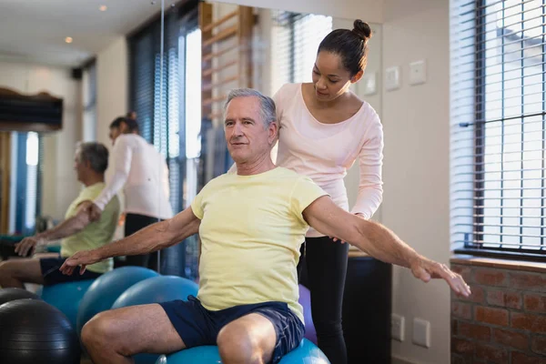 Terapeuta guardando paziente esercizio — Foto Stock