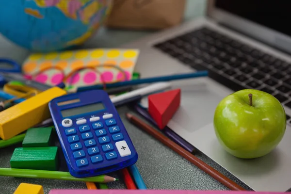 Apple ve dizüstü bilgisayar ile okul malzemeleri — Stok fotoğraf