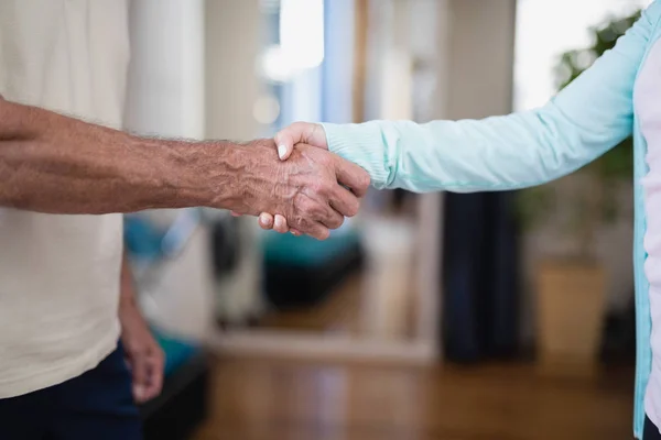 Patienten skaka hand med kvinnlig terapeut — Stockfoto