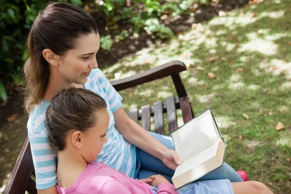 Matka i córka czytanie powieści — Zdjęcie stockowe