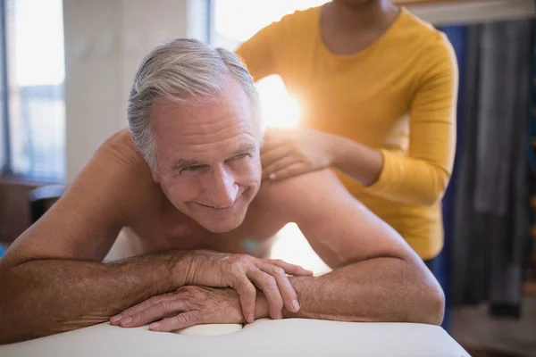 Paciente recebendo massagem no pescoço do terapeuta — Fotografia de Stock