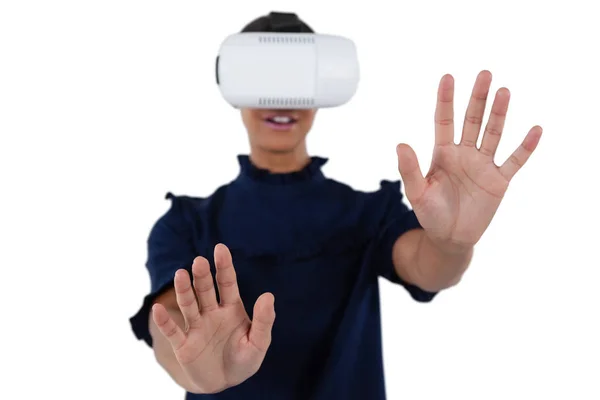 Mulher usando fone de ouvido realidade virtual — Fotografia de Stock