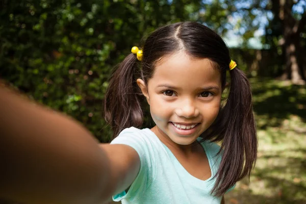 Usmívající se dívka dívá do kamery — Stock fotografie