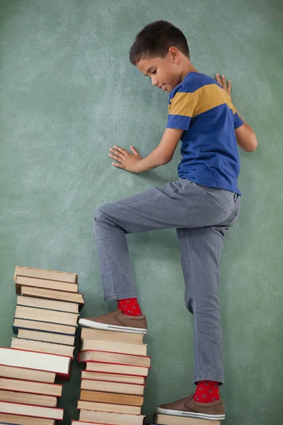 Escalada escolar passos de livros empilhados — Fotografia de Stock