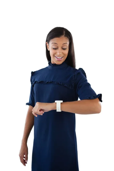 Kobiet wykonawczej, patrząc na zegarek smartwatch — Zdjęcie stockowe