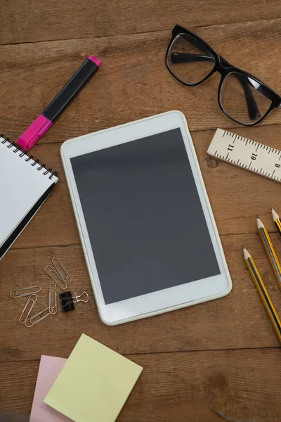 Fournitures scolaires avec tablette numérique et lunettes — Photo