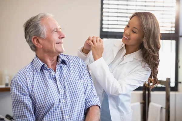 Terapeuta e paziente che si guardano a vicenda — Foto Stock