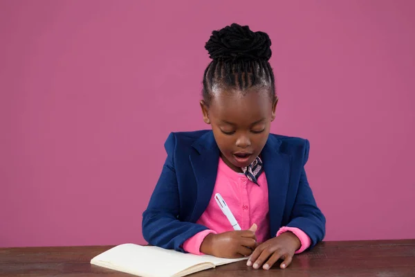 Seriöse Geschäftsfrau berichtet am Schreibtisch — Stockfoto