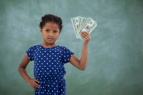 股関節を示す紙の通貨に手を持つ少女 — ストック写真