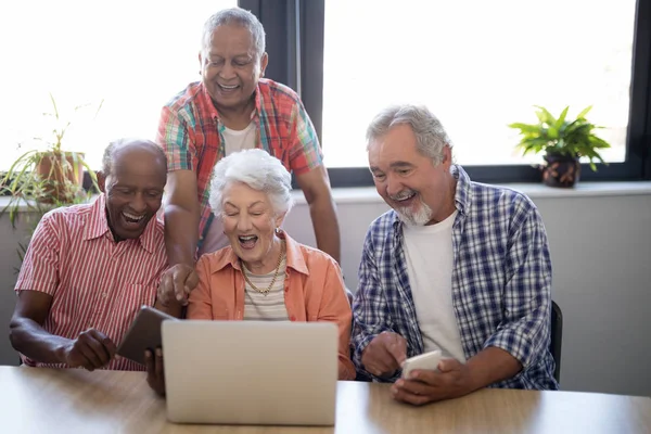 Senior mensen met behulp van technologie bij verpleeghuis — Stockfoto