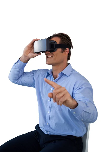 Empresario con simulador de realidad virtual — Foto de Stock