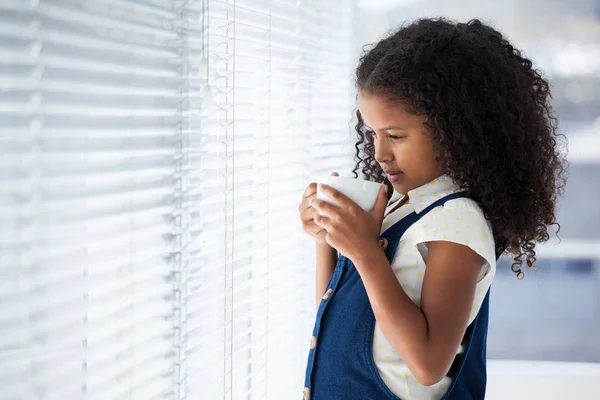 Tankeväckande affärskvinna innehav kaffe kopp — Stockfoto