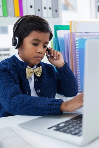 Zakenman dragen hoofd instellen tijdens het gebruik van laptop — Stockfoto