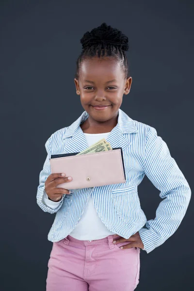 Affärskvinna med hand på höft håller pappersvaluta — Stockfoto