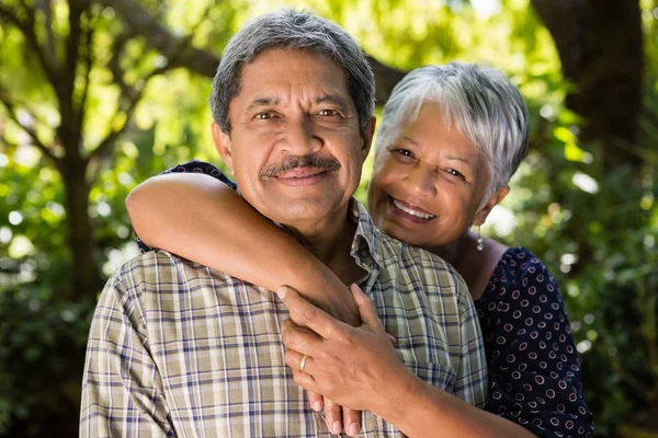 Pareja mayor cogida de la mano en el jardín — Foto de Stock