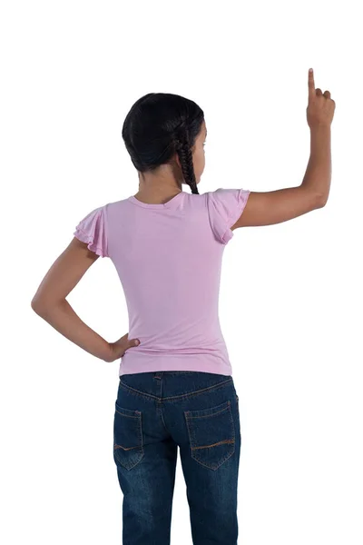 Mädchen gibt vor, einen unsichtbaren Bildschirm zu berühren — Stockfoto