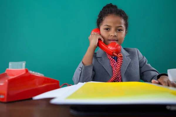 Femme d'affaires parlant sur téléphone fixe — Photo