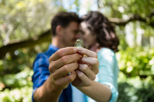 Anello di fidanzamento coppia tenuta — Foto Stock