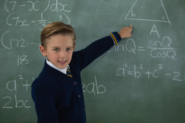 Fórmula de matemática de solução Schoolboy em quadro-negro — Fotografia de Stock