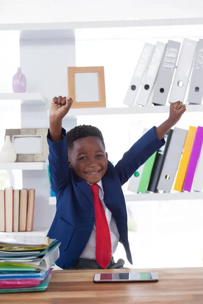 Lachende jongen als zakenman uitrekken terwijl u zit te imiteren — Stockfoto