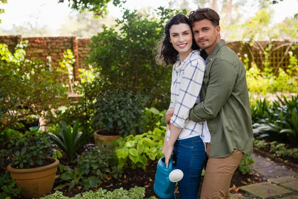 Paar omhelzen elkaar in de tuin — Stockfoto