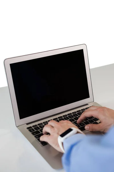 Обрезанное изображение Бизнесмена с помощью ноутбука — стоковое фото
