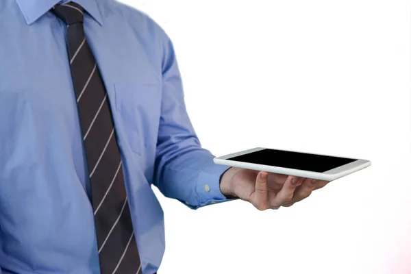 Podnikatel na sobě kravatu hospodářství tablet — Stock fotografie
