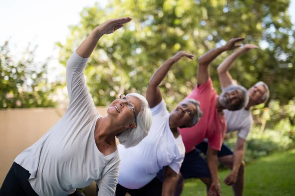 Pessoas idosas olhando para cima durante o exercício — Fotografia de Stock