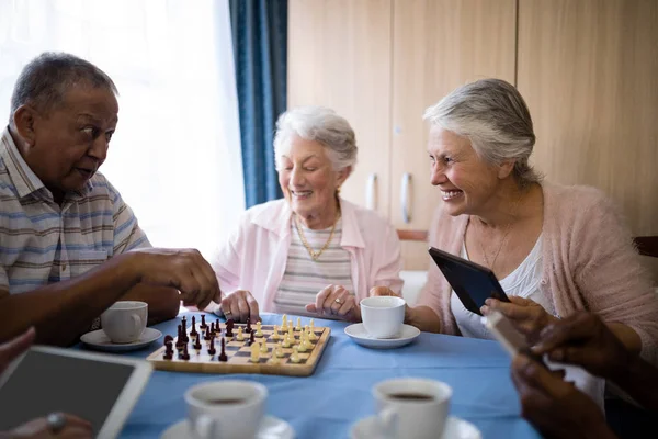 Senior Freunde spielen Schach — Stockfoto