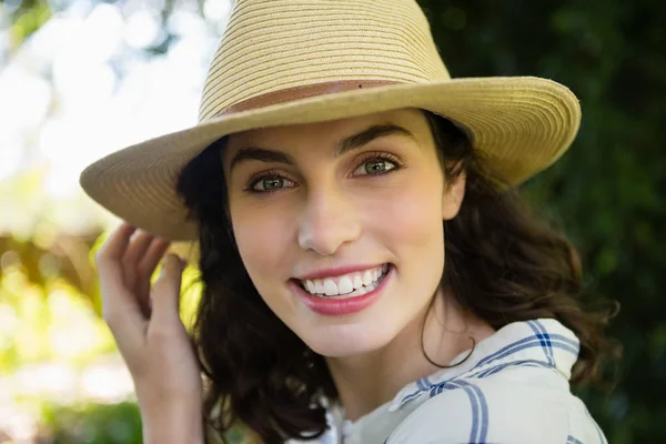 Femme souriante dans le jardin — Photo