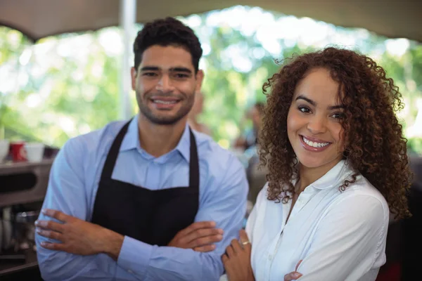 Kelner i kelnerka z rękami skrzyżowanymi — Zdjęcie stockowe