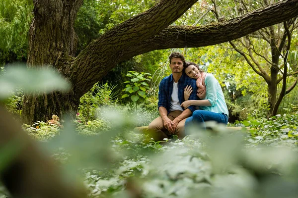 Романтична пара сидить на лавці в саду — стокове фото