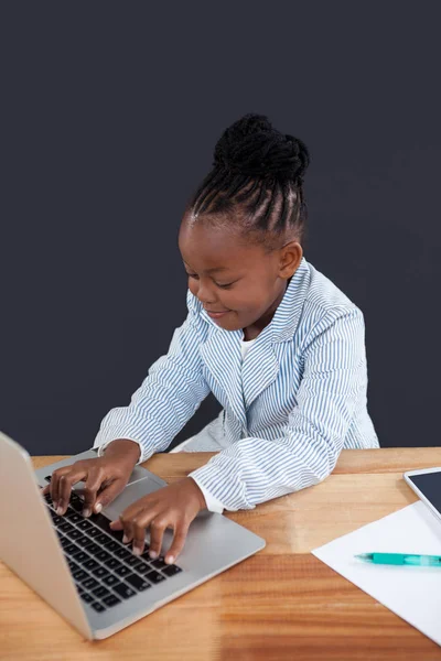 Affärskvinna skriva på bärbar dator — Stockfoto
