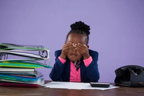 Mujer de negocios cansada cubriendo los ojos en el escritorio — Foto de Stock