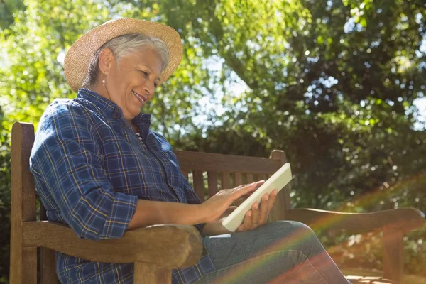 Mujer mayor leyendo libro — Foto de Stock