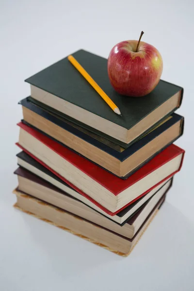 Apple en potlood op boek stapel — Stockfoto
