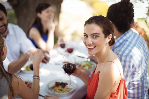 女人在餐厅举行葡萄酒杯 — 图库照片