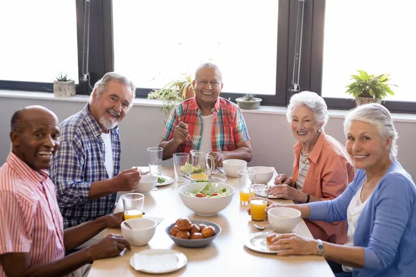 Idosos tomando café da manhã à mesa — Fotografia de Stock