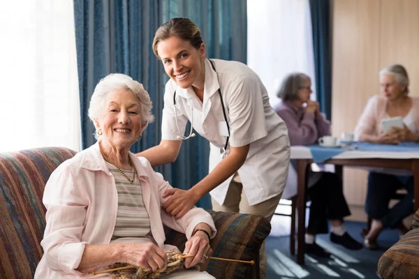 Medico femminile con donna anziana — Foto Stock