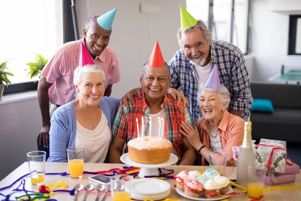 Веселі люди похилого віку святкують день народження — стокове фото