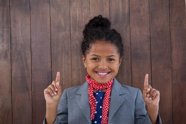 Menina fingindo como empresária apontando para cima — Fotografia de Stock